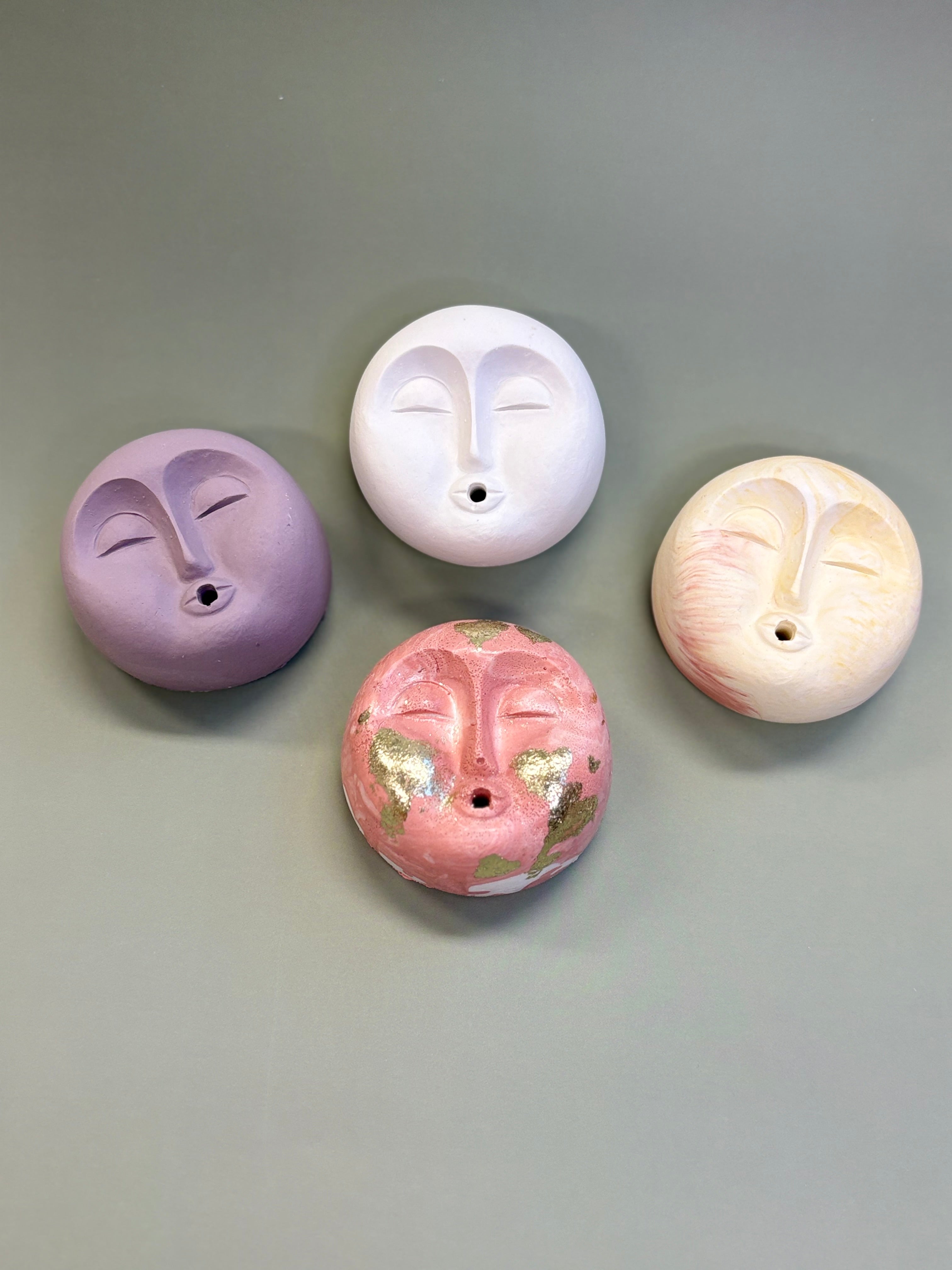 Kadzielnica Moon Face z Jesmonite – dekoracyjna kadzielniczka 4,5 cm