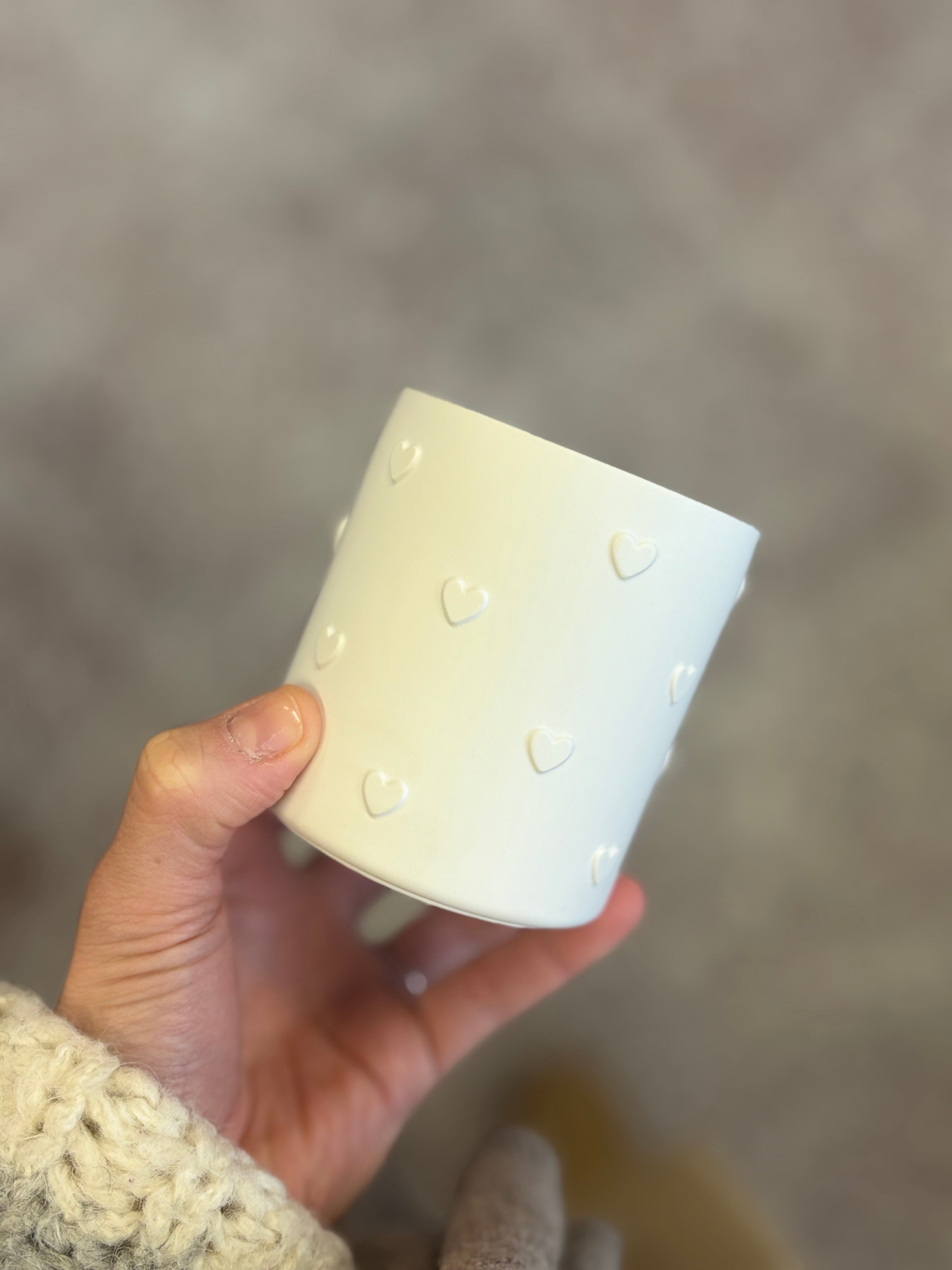 Kubek Serduszka z Jesmonite – dekoracyjny pojemnik na akcesoria 8,5 cm