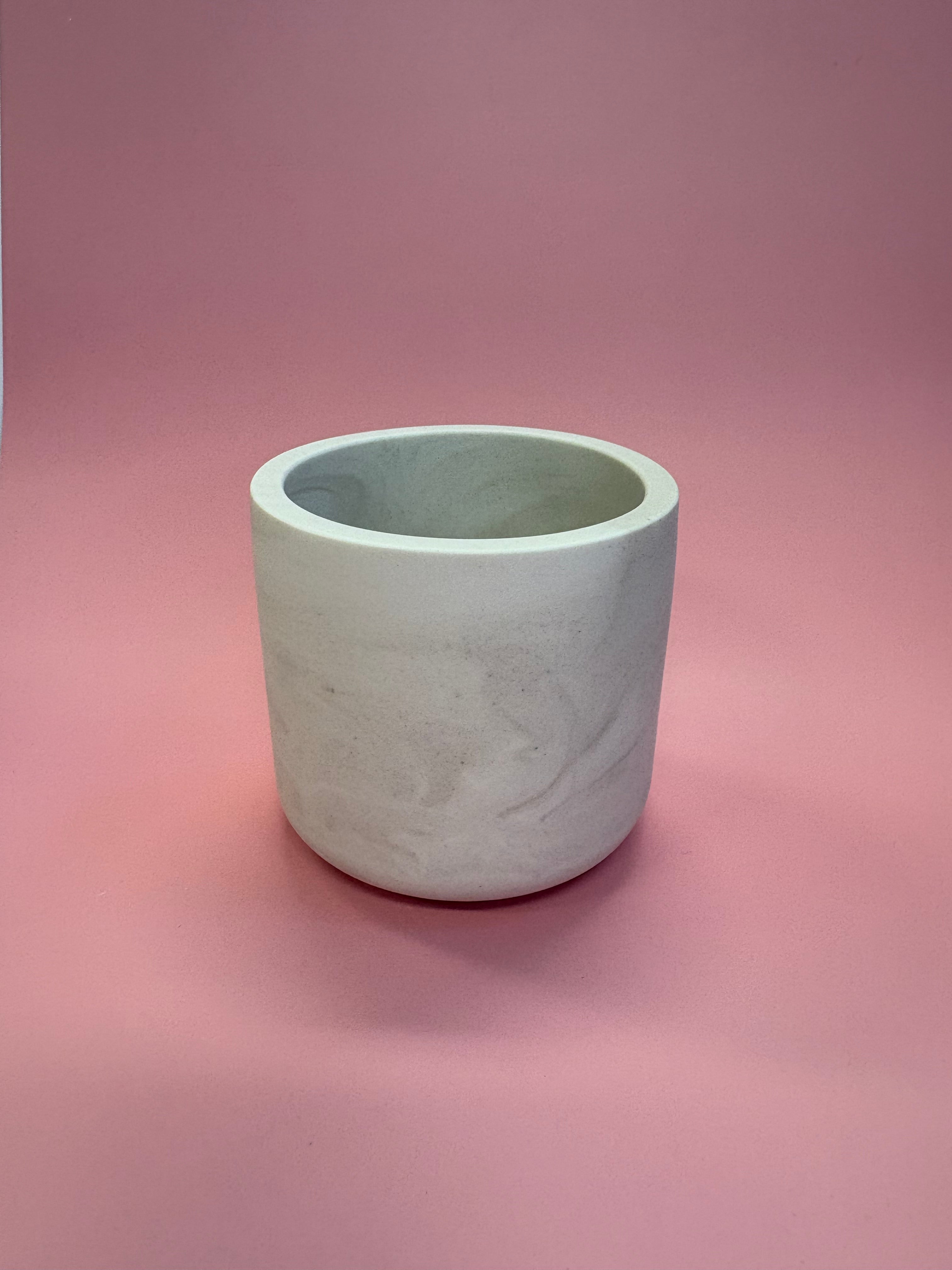 Kubek marmurek z Jesmonite – pojemnik na akcesoria 8 cm