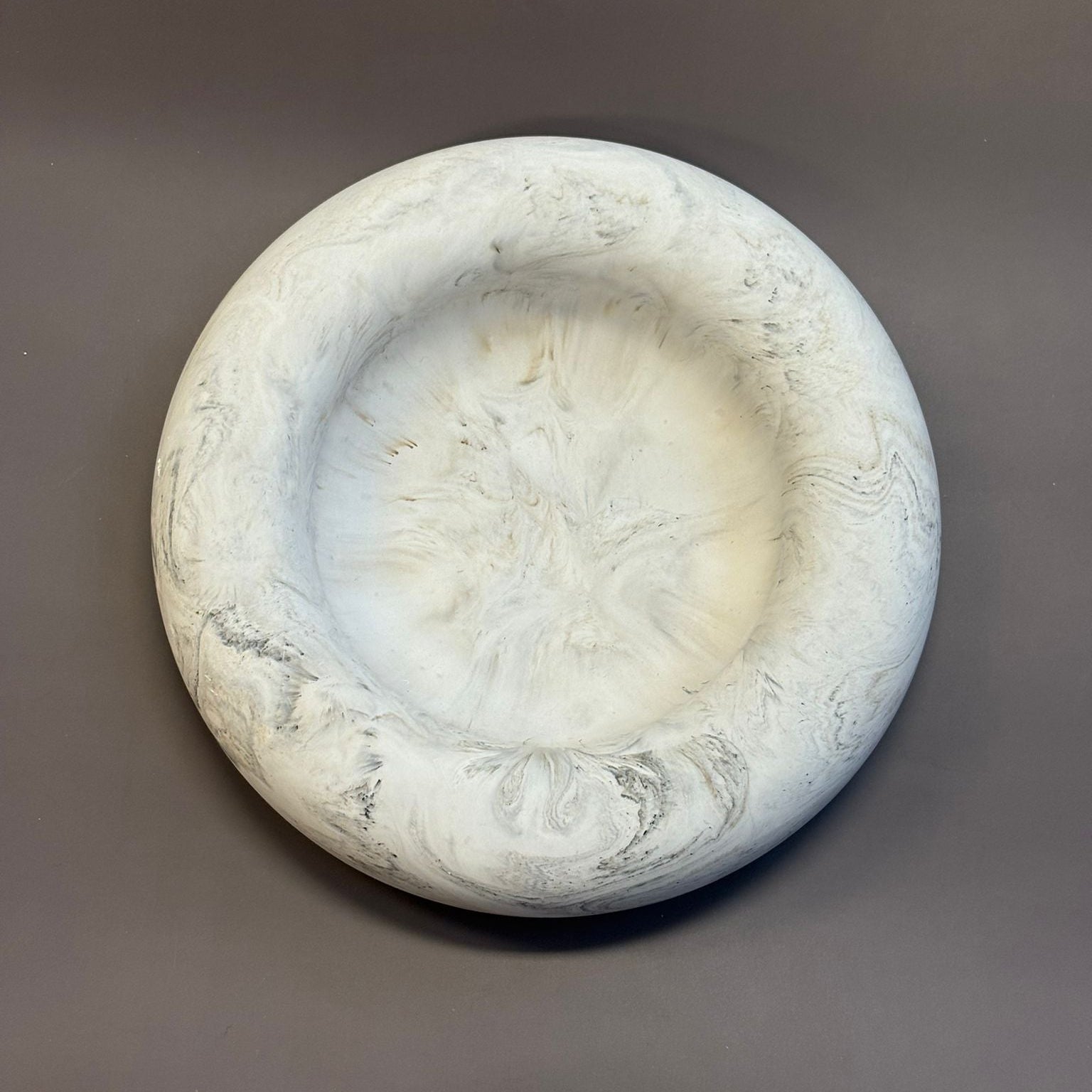 Okrągła taca z Jesmonite – marmurkowa taca dekoracyjna 20 cm