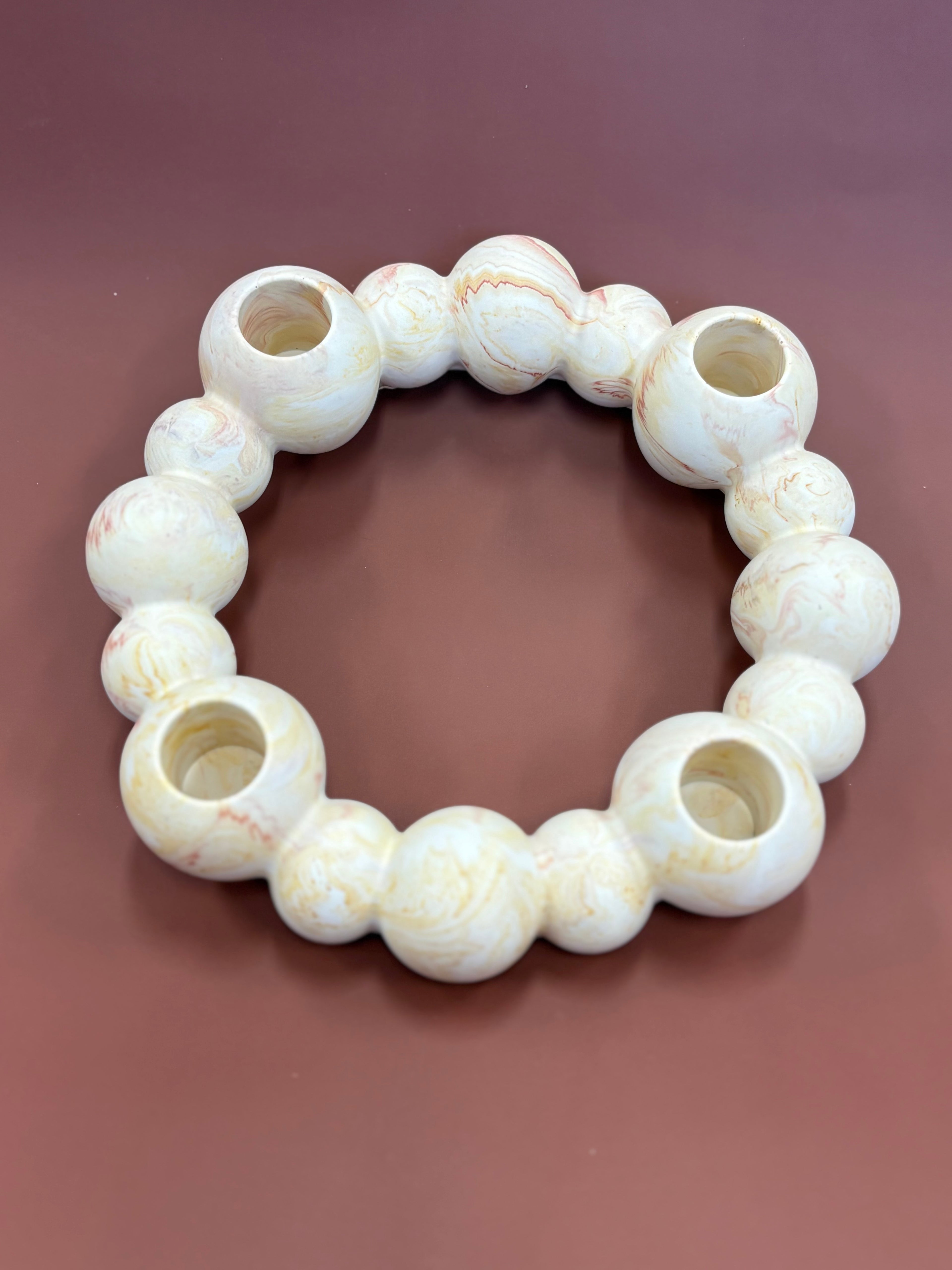 Okrągły świecznik z Jesmonite – marmurkowy świecznik na świece stożkowe