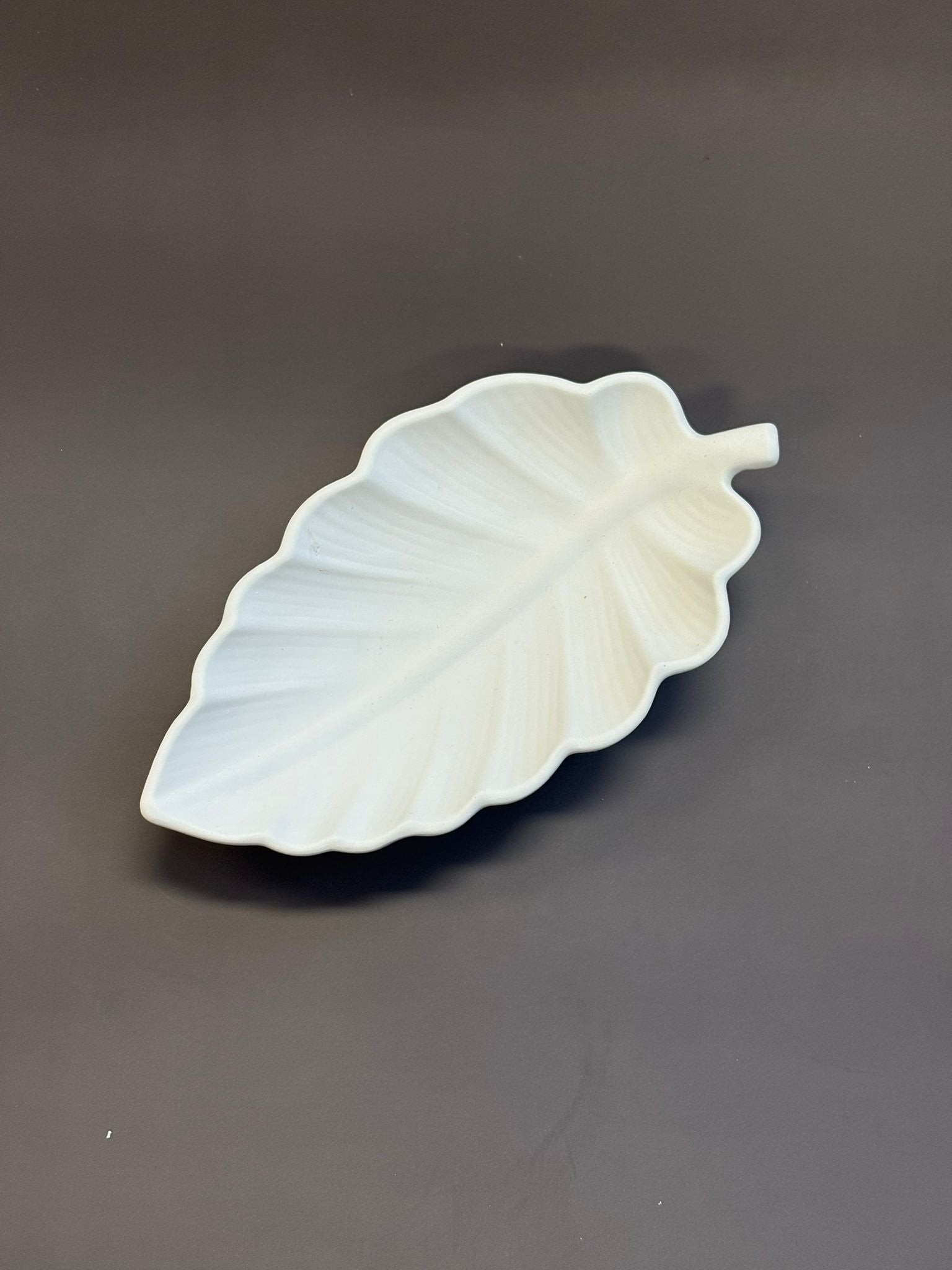 Podstawka Liść z Jesmonite – 18 × 10 cm