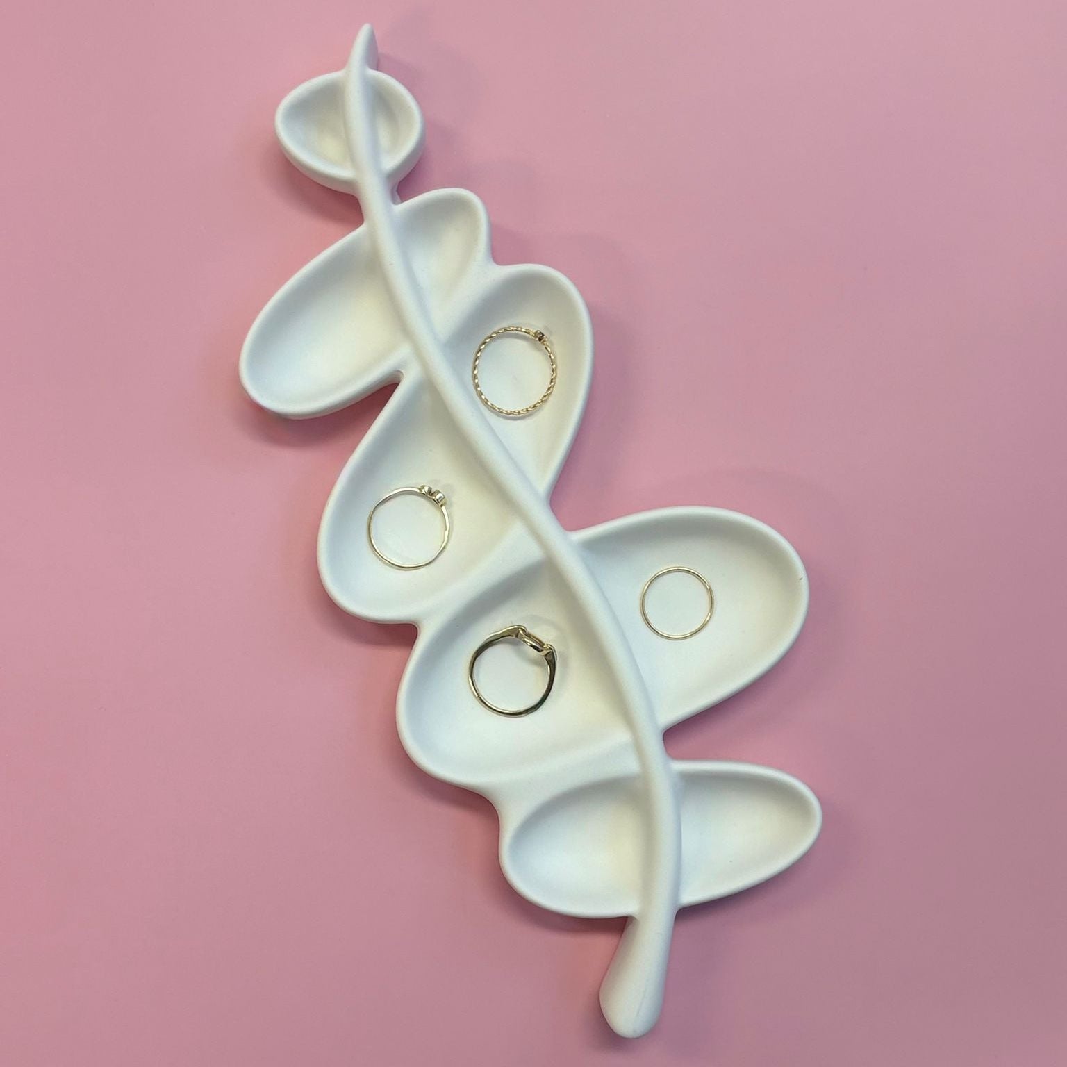 Podstawka Liść z jesmonite – dekoracyjny organizer na biżuterię