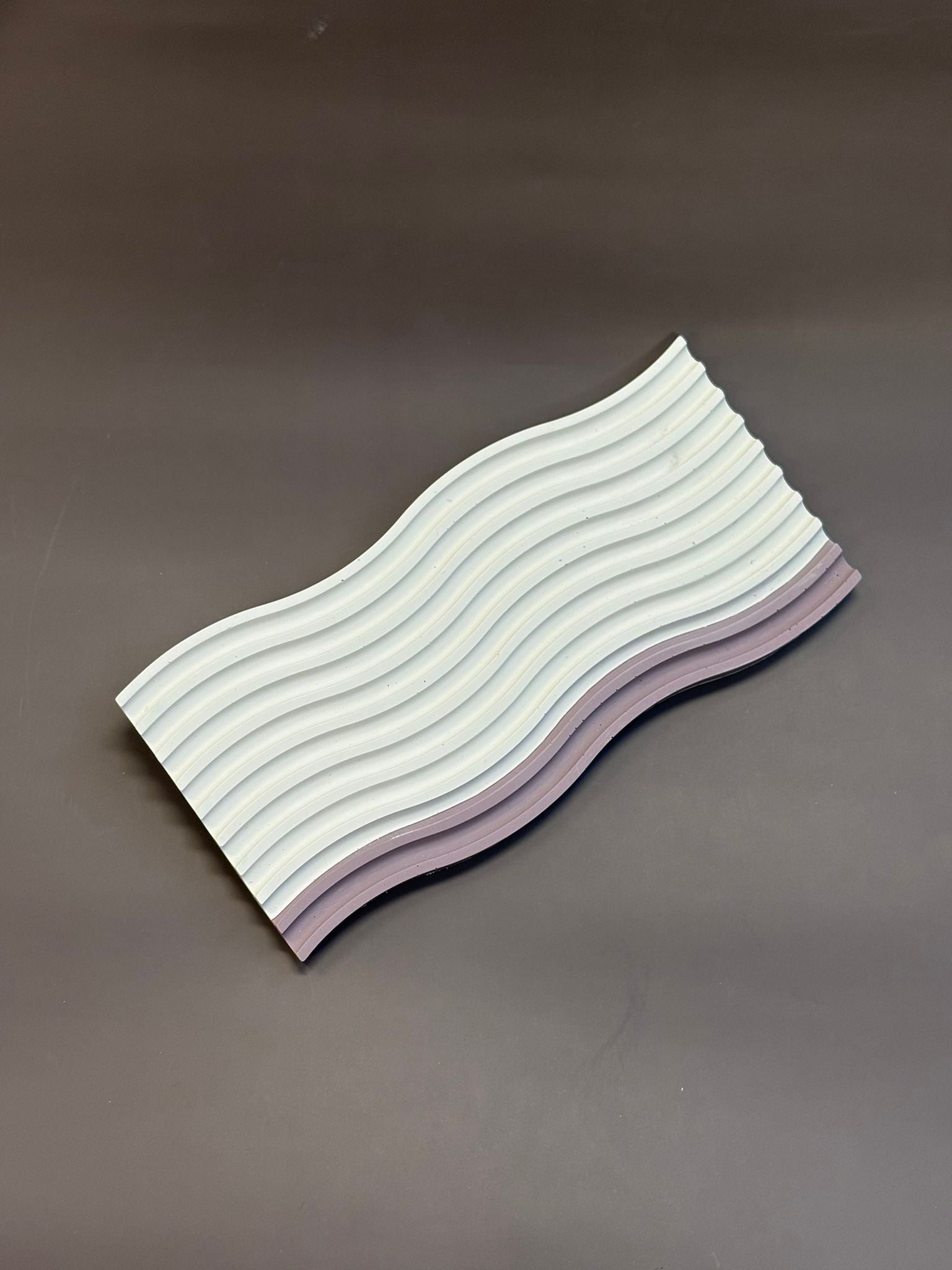 Podstawka falowana z Jesmonite – 25 × 11 cm