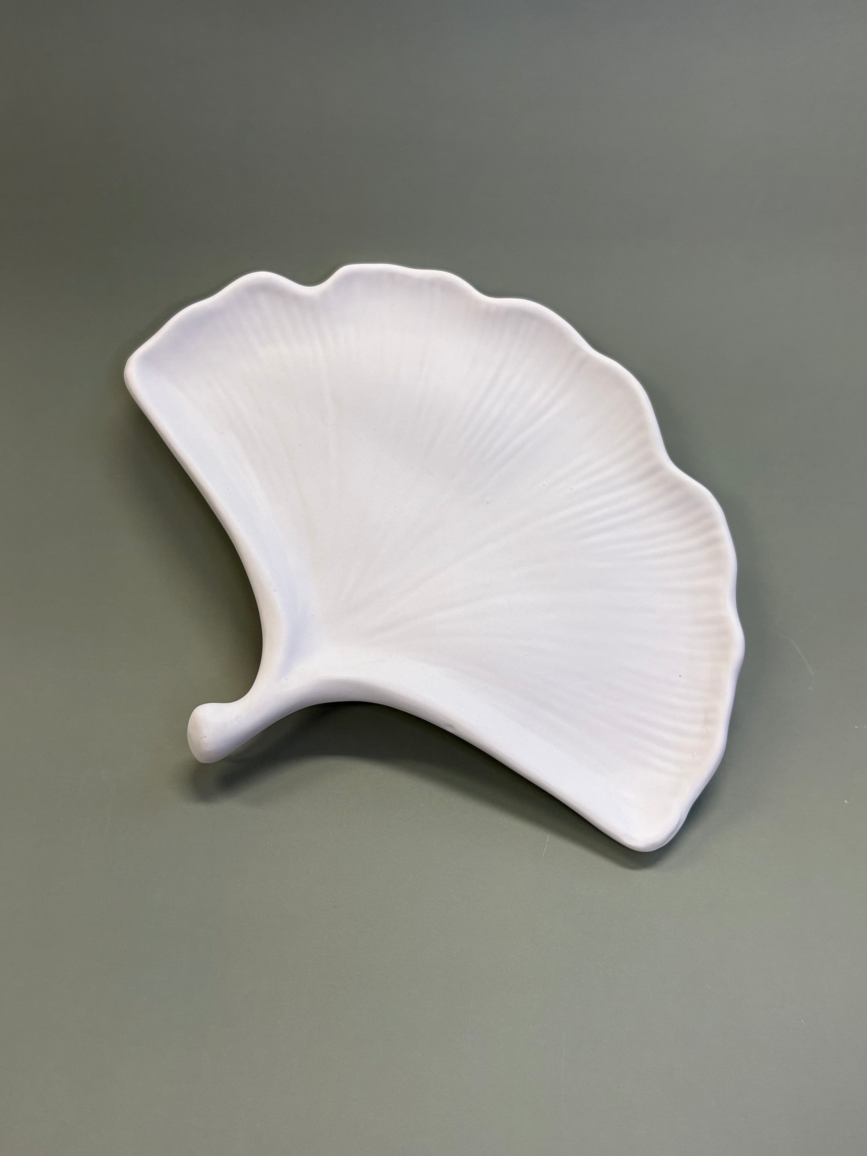 Podstawka na biżuterię Liść – biała tacka dekoracyjna z Jesmonite