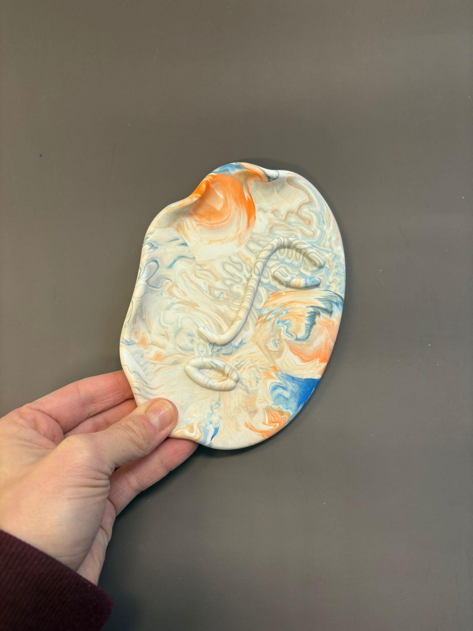 Podstawka z Jesmonite – marmurkowa tacka na palo santo i biżuterię