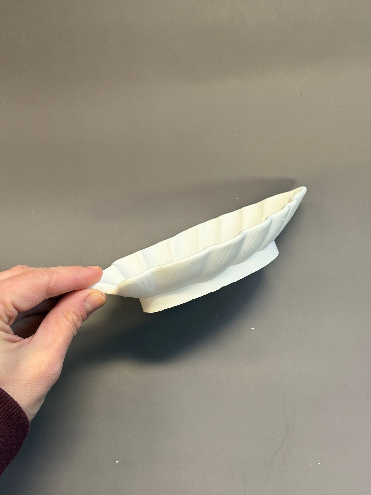 Podstawka Liść z Jesmonite – 18 × 10 cm