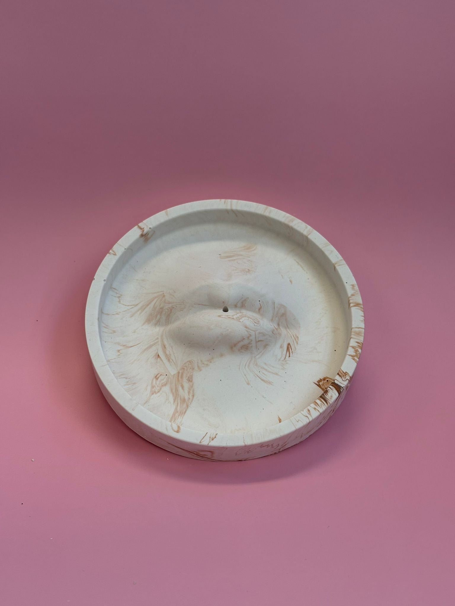 Podstawka pod kadzidełka „Usta” – marmurek z jesmonite