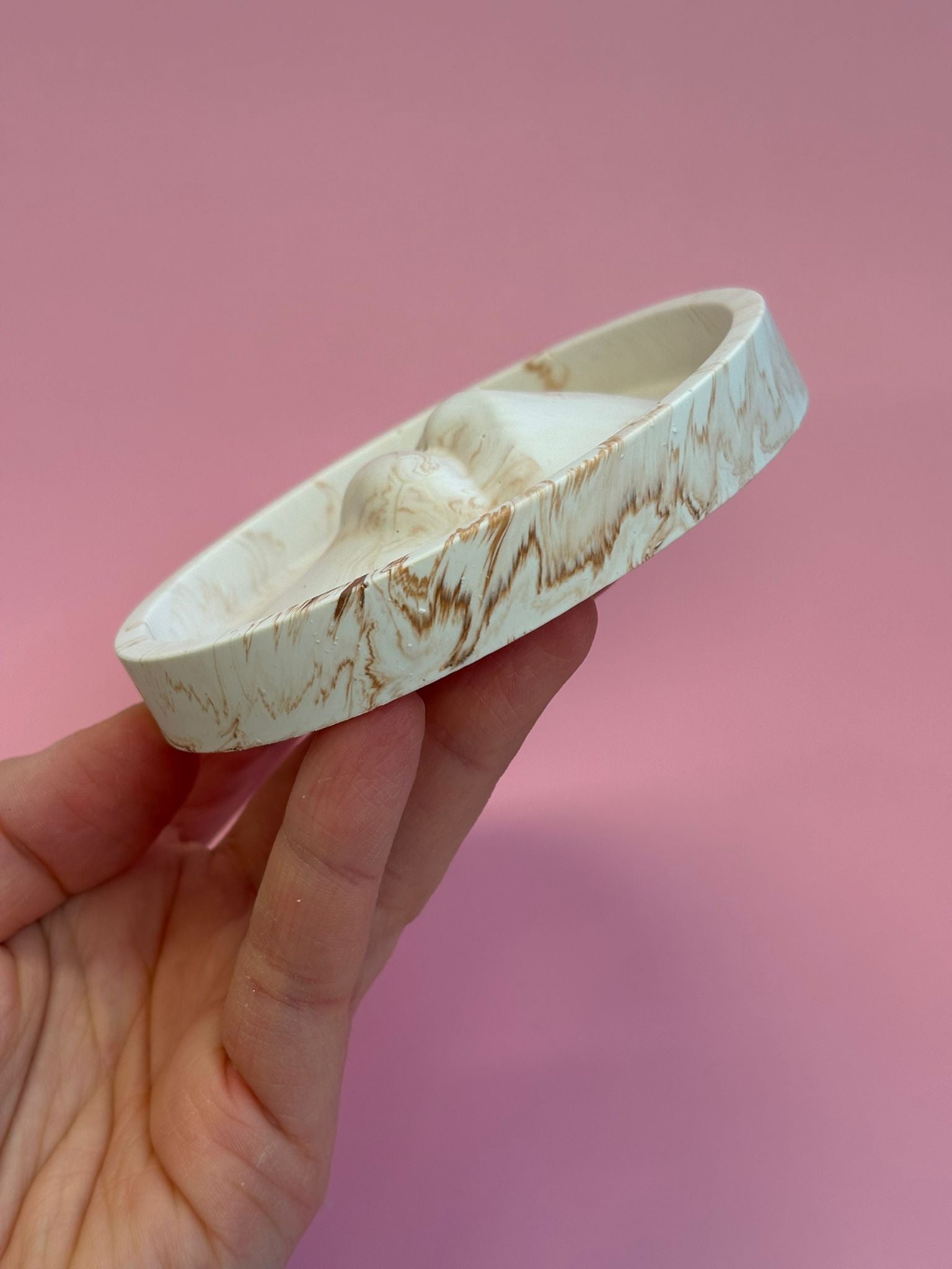 Podstawka pod kadzidełka „Usta” – marmurek z jesmonite